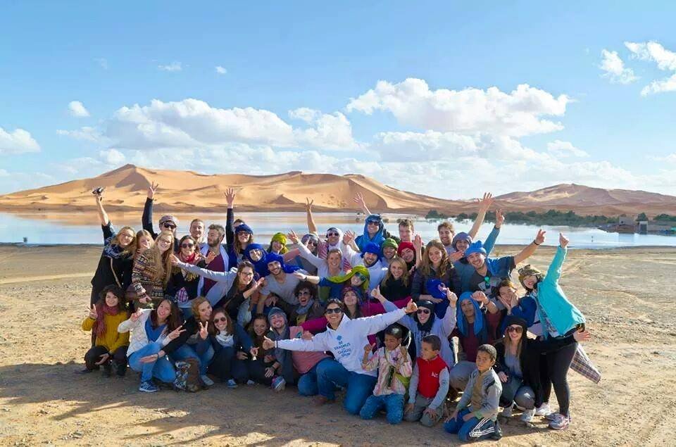 Grupo de estudiantes en el Desierto del Sahara