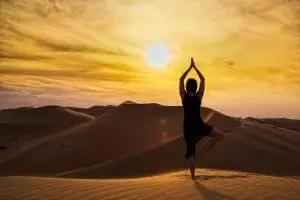 Viajes de Fin de Curso para estudiantes a Marruecos 14 Yoga en el Desierto de Marruecos