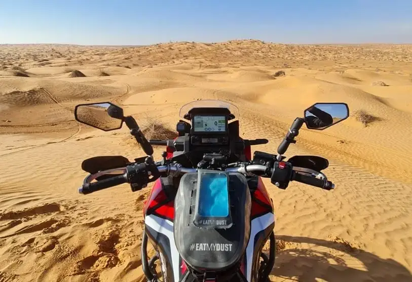 Ruta con moto en el Sahara